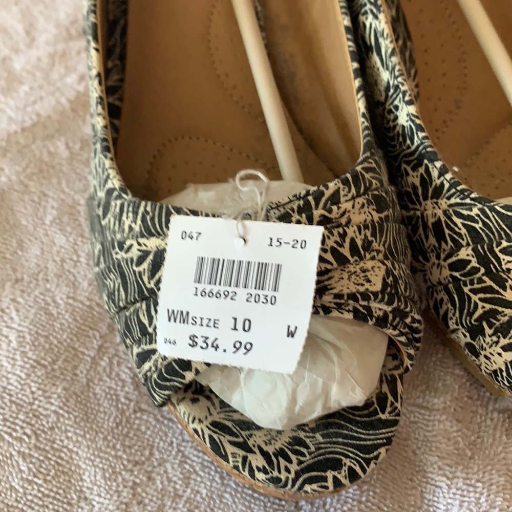Woman open toe wedge